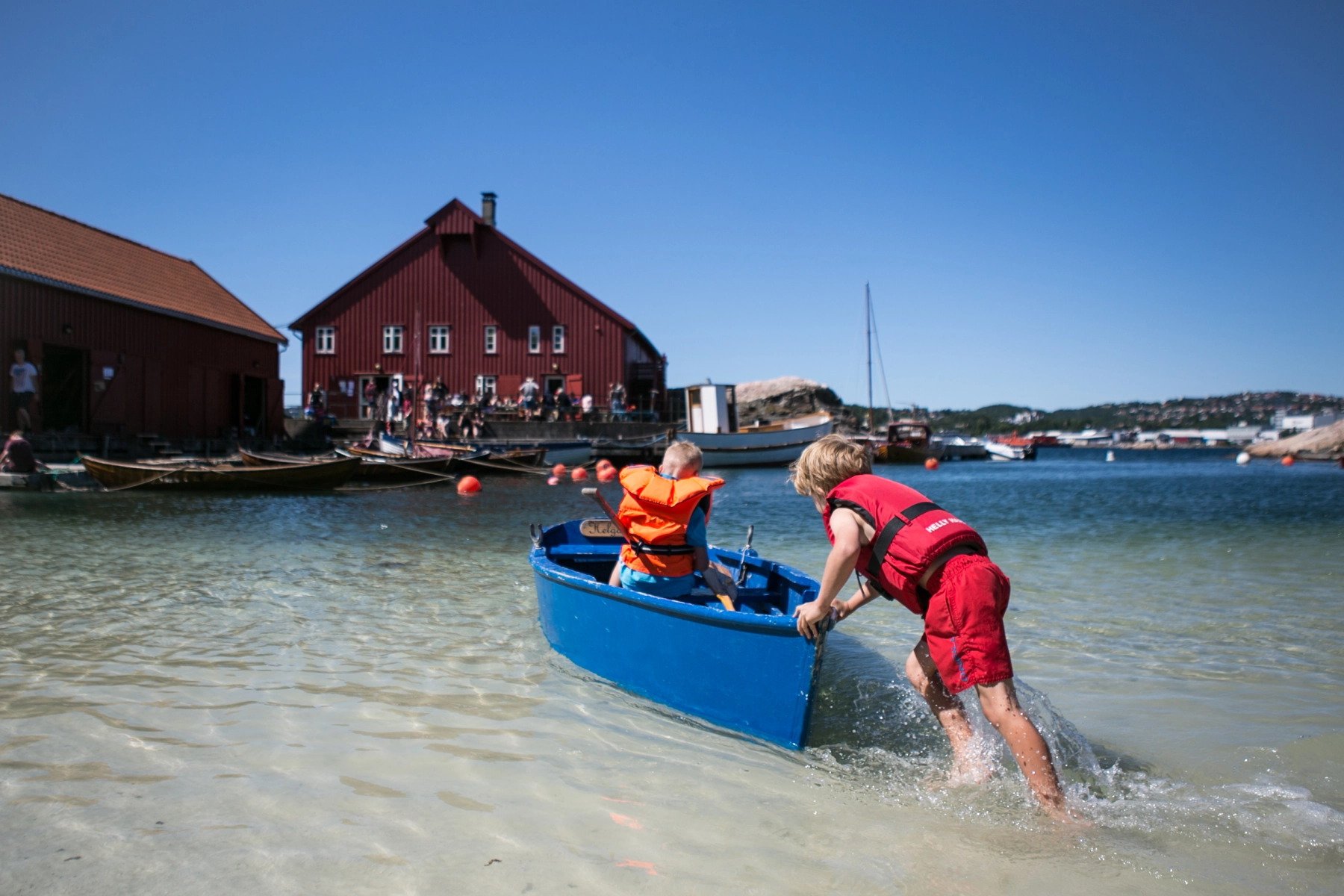 Drenge sætter kano ud ved Bragdoya Kristiansand - foto Adam Read, VisitSørlandet