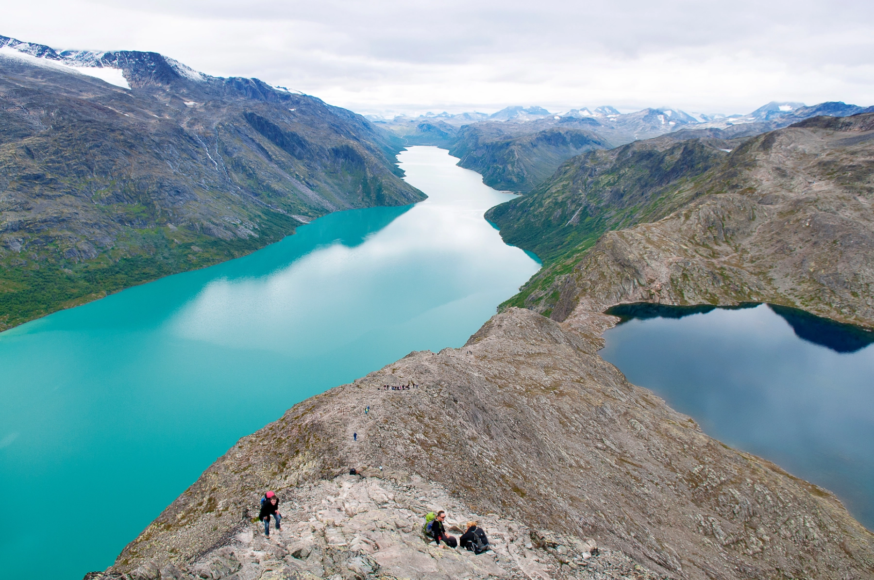 Vandring på Besseggen i Jotunheimen National Park. Foto: Chris Arnesen, VisitNorway.com