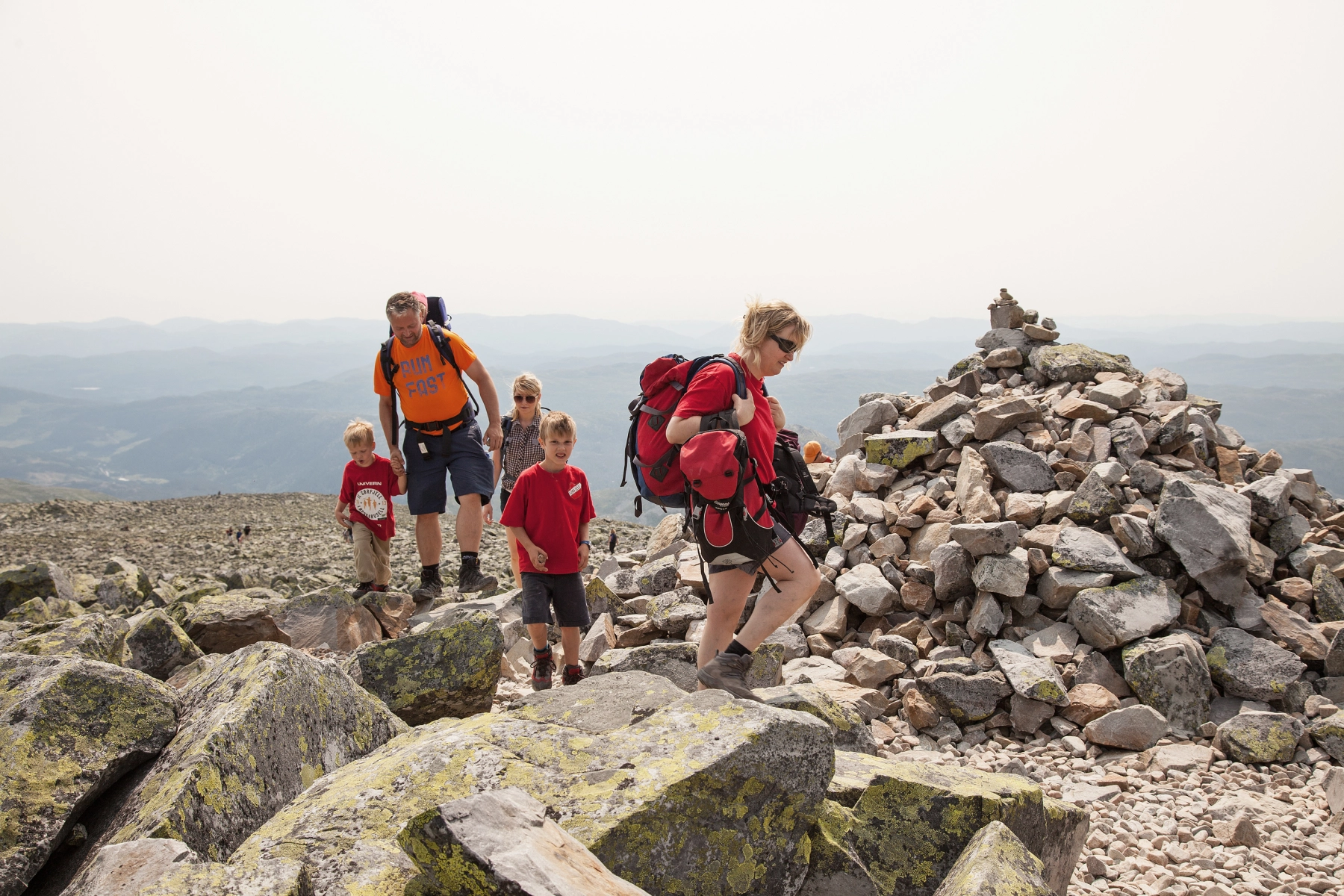 Familj som vandrar på fjället. Foto: Trond Stegarud.