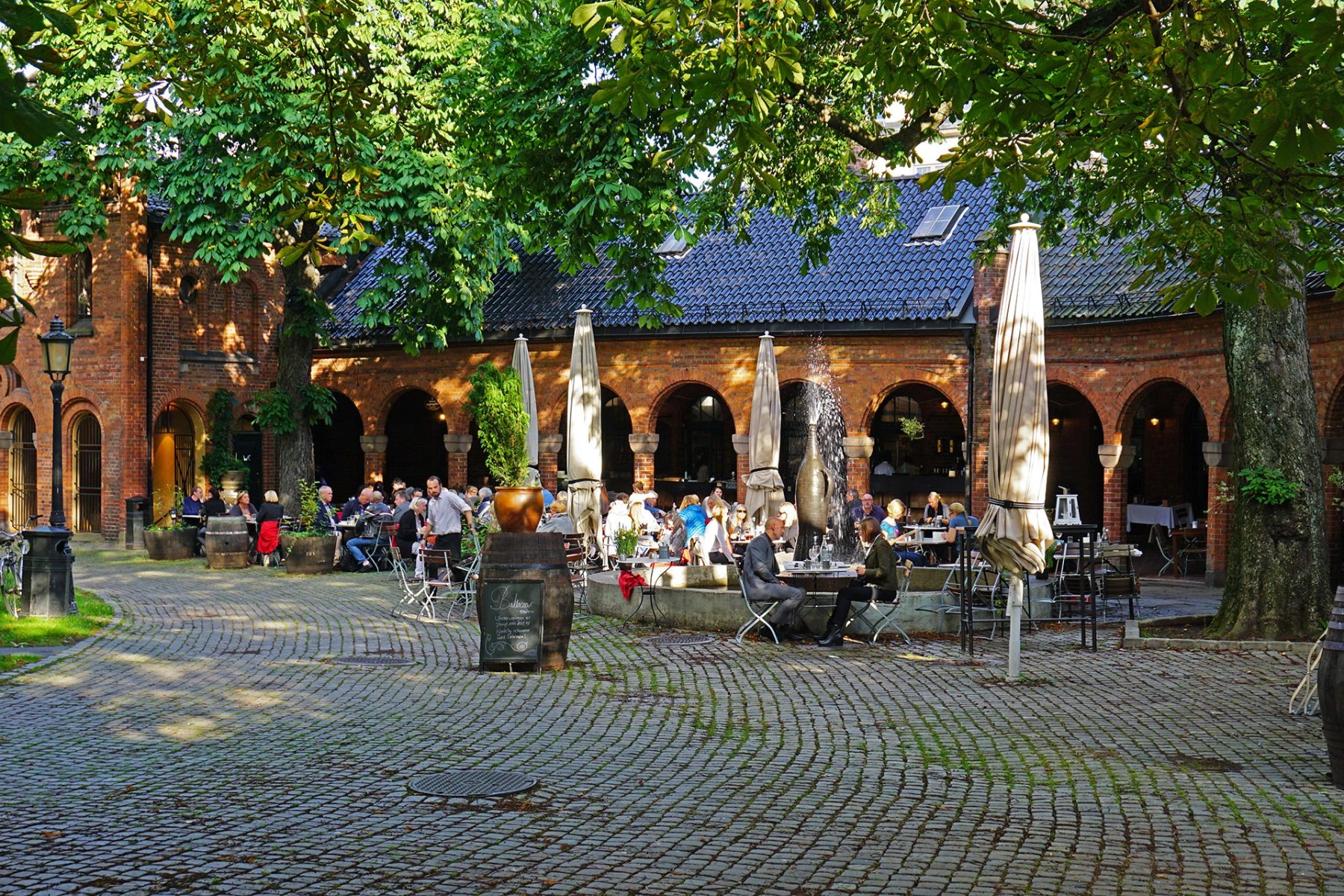 Cathedral-Courtyard-Tord-Baklund---VisitOslo.jpg