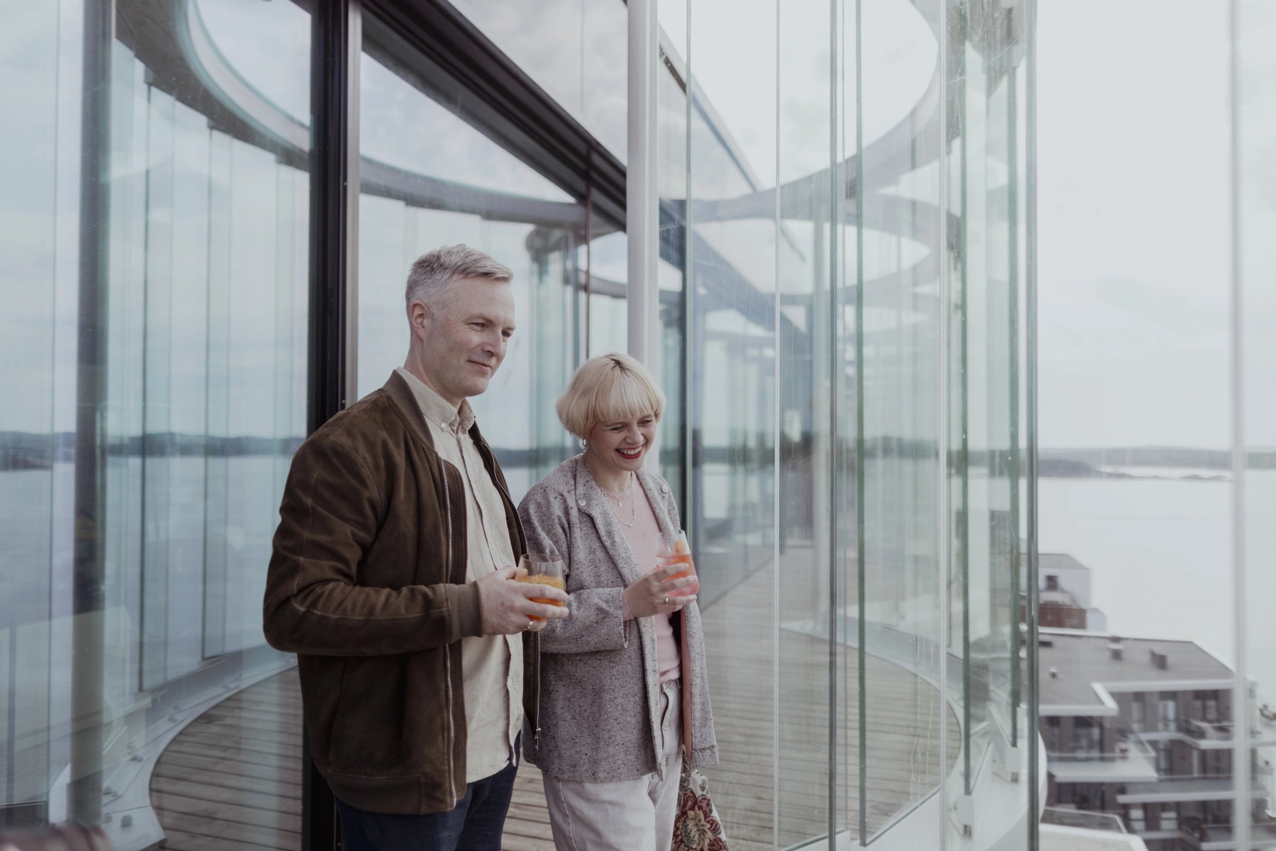Par i kunstsilo står i udkigget og ser ud over byen, Foto Iselinn Andersen, VisitSørlandet