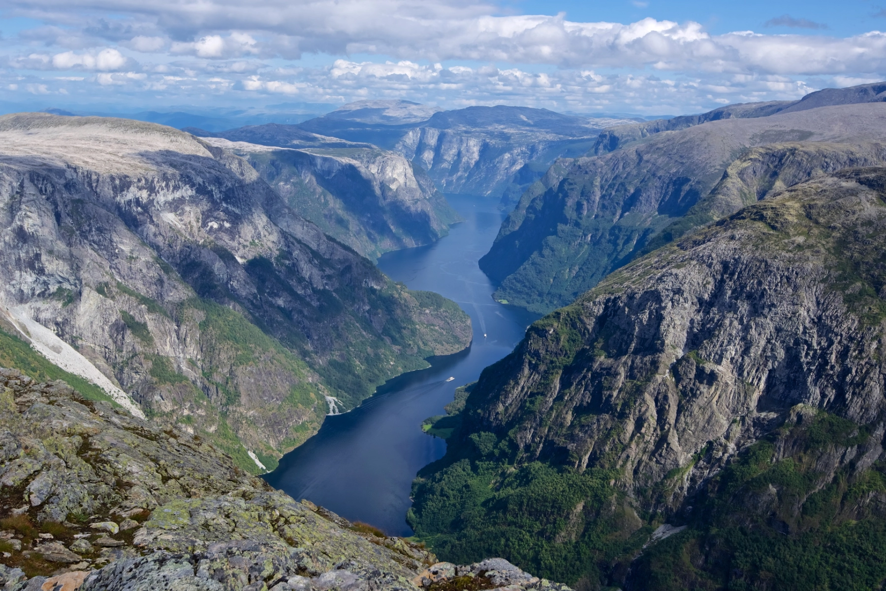 Bakkanosi - Nærøyfjord - Sognefjord_Øyvind Heen - fjords.com .png
