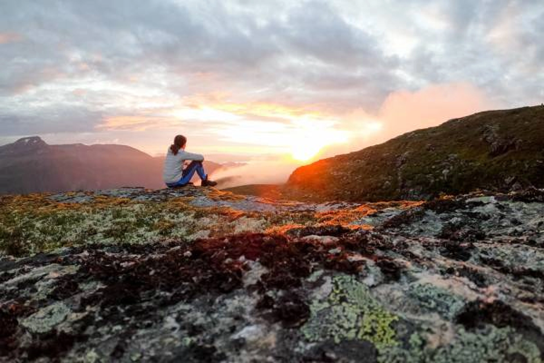 Wanderin in der Abendsonne in Trollheimen
