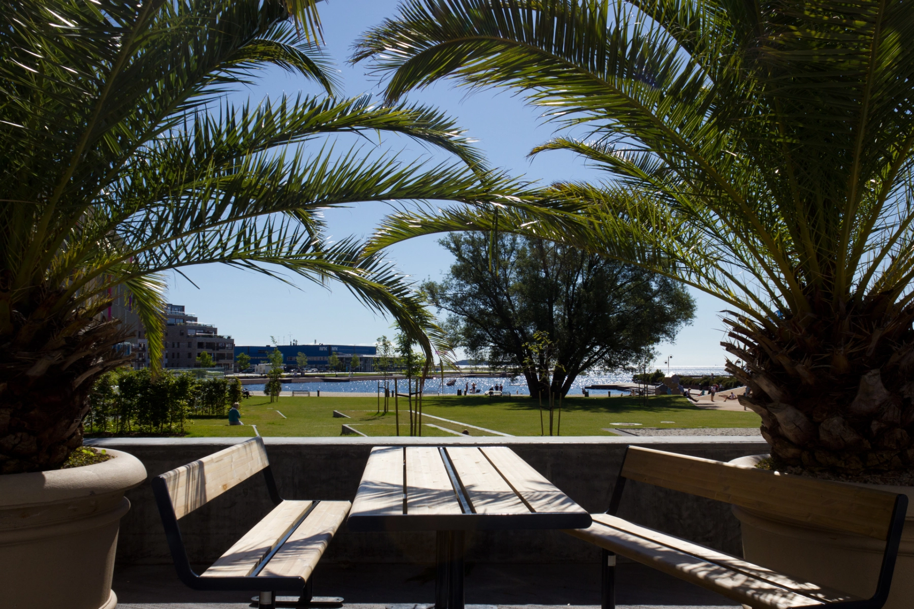 bord og bænkesæt ved Bystranda i Kristiansand foto Jorunn Jensen, Visitsørlandet