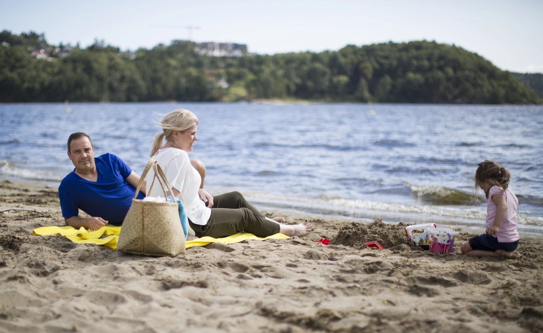 Familie på stranden ved Kristiansand, Foto Adam Read, VisitSørlandet