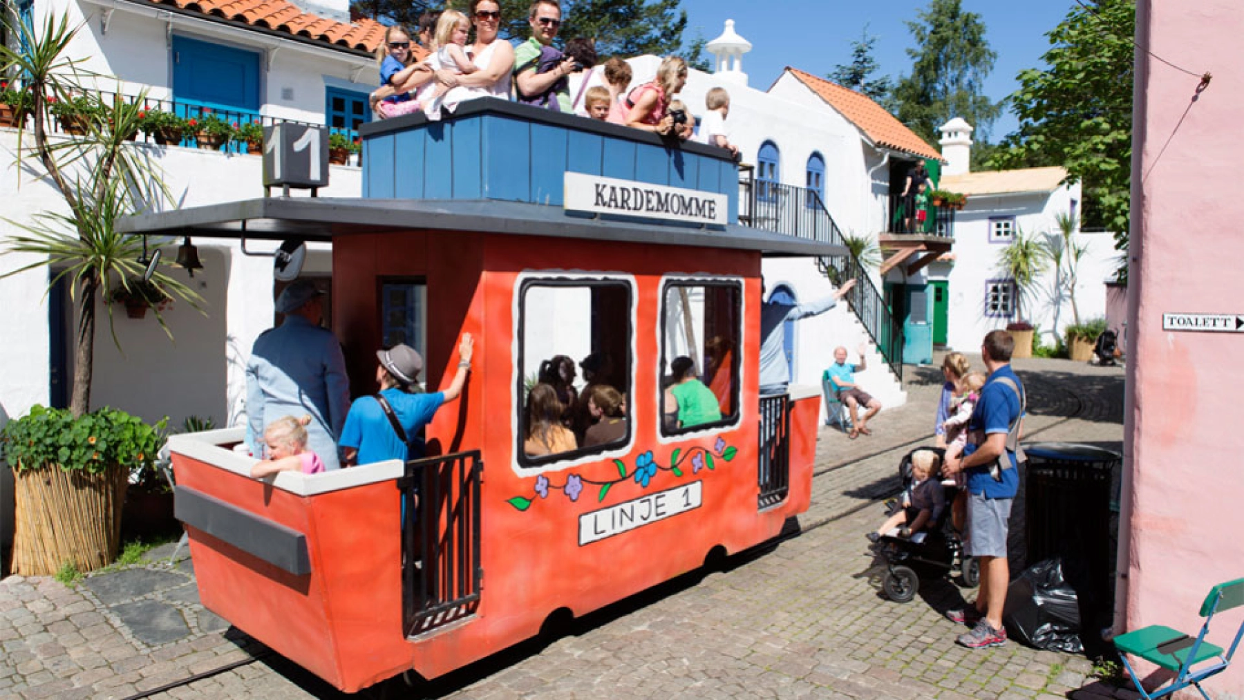 Sporvognen i Kardemommeby med havens gæster ombord, Dyreparken Kristiansand