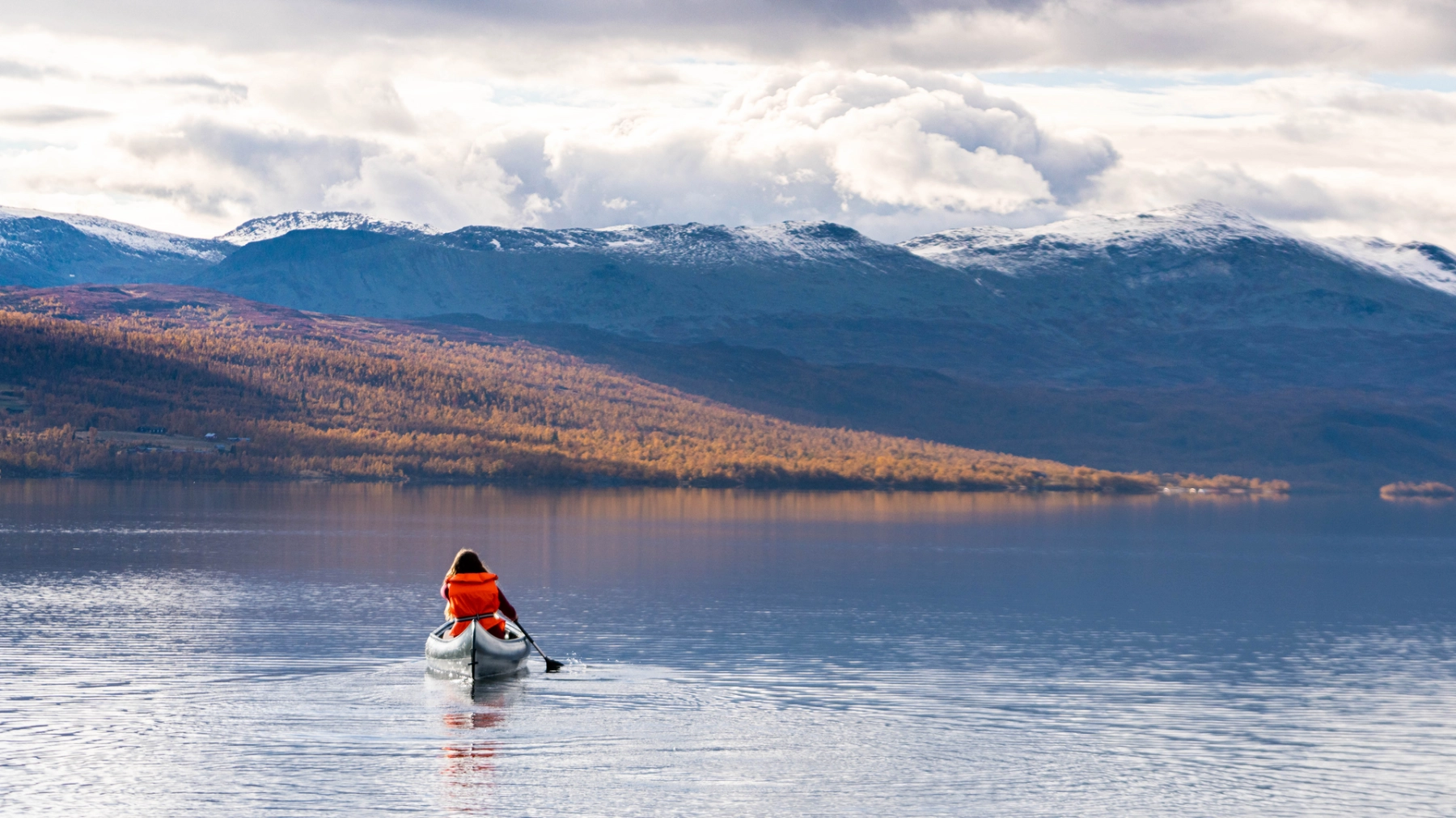 Canoe in mountains - A woman paddle a canoe in the Hemsedal Mountains_Fredrik Ahlsen_Maverix Media - Visit Norway (1).png