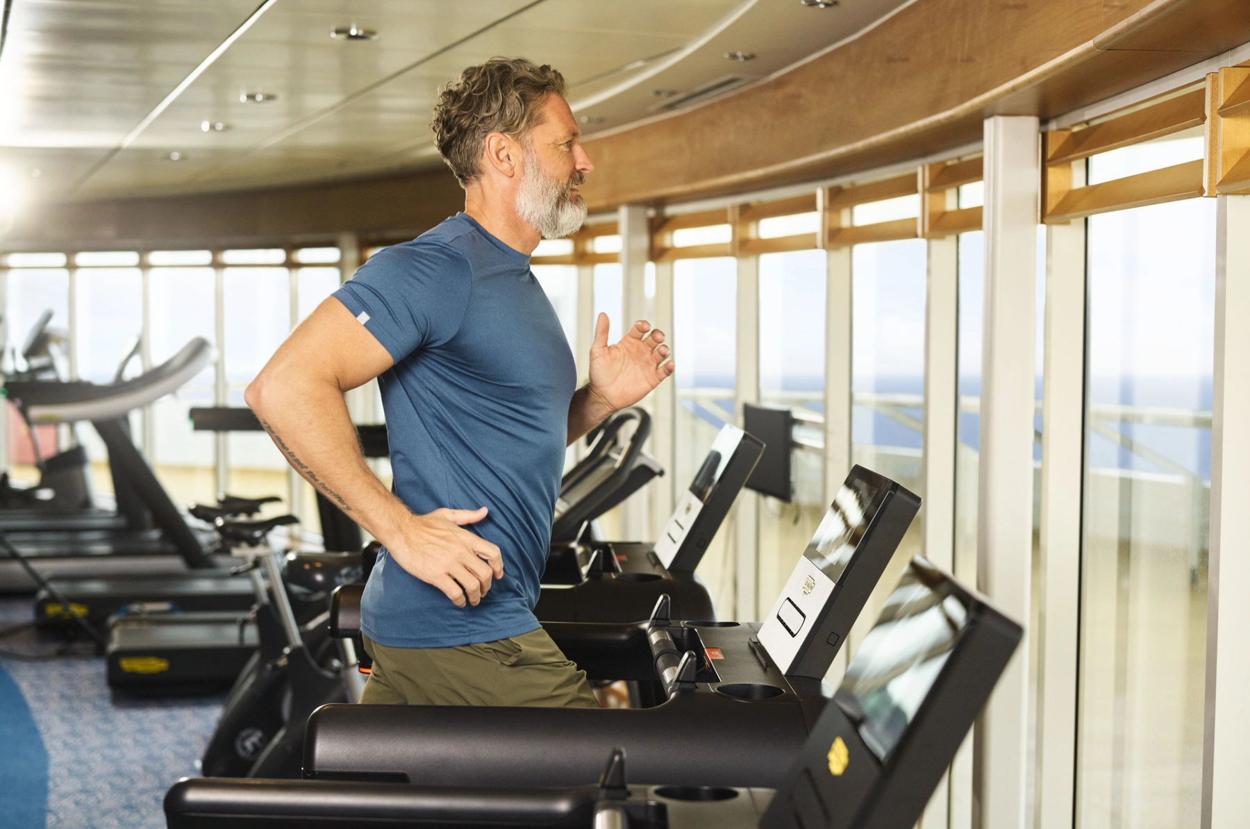 Mann løper på tredemølle