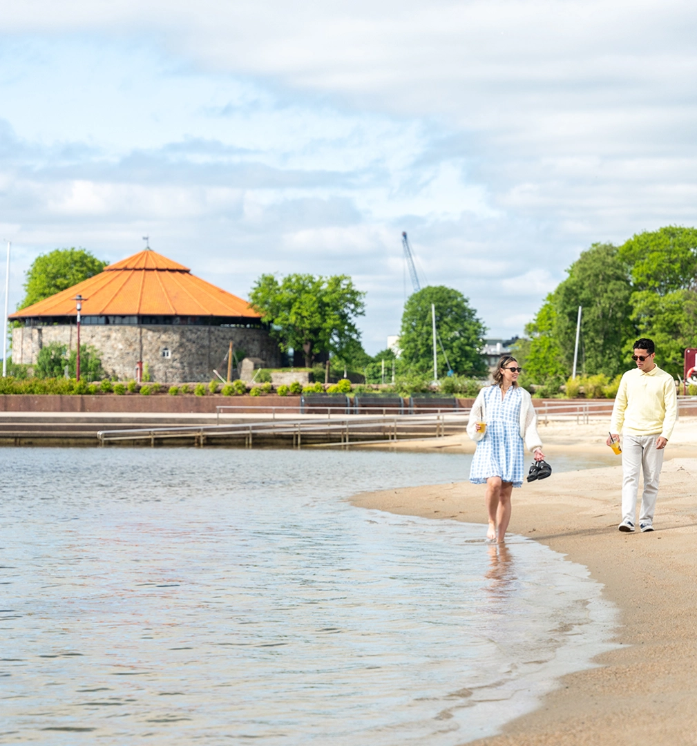 Ett par på bystranda i Kristiansand. Foto: Fredrik Ahlsen