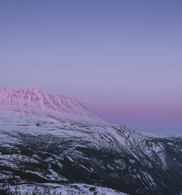 Gaustatoppen i kvällsljus.