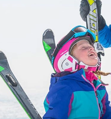 Barnefamilie med barn og ski