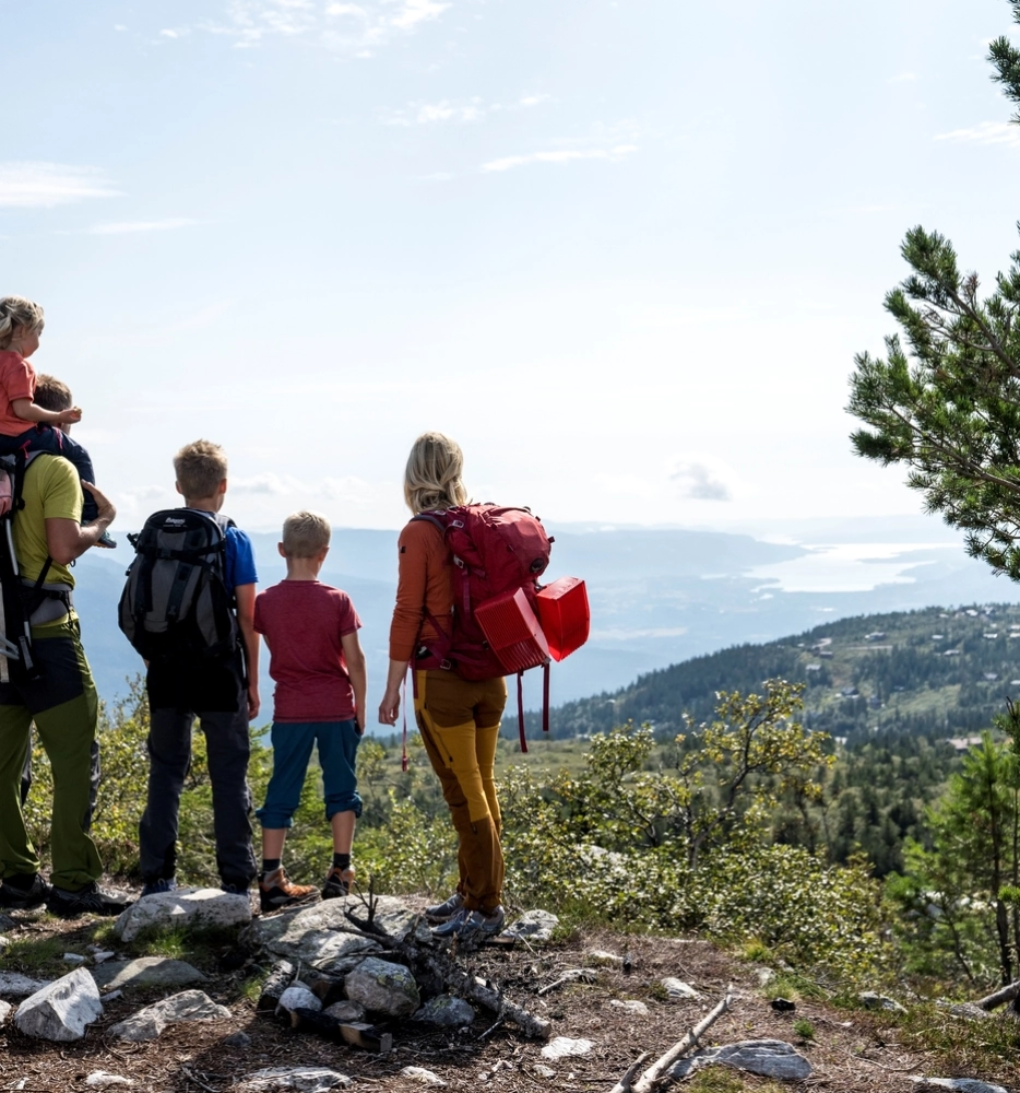 Familj på tur längs Tretopper’n.. Foto: Yngve Ask.