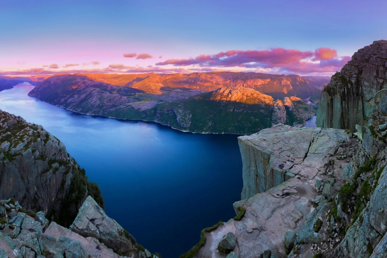 Preikestolen Panoramic Sunset. Foto: Paul Edmundson, Fjord Norge.