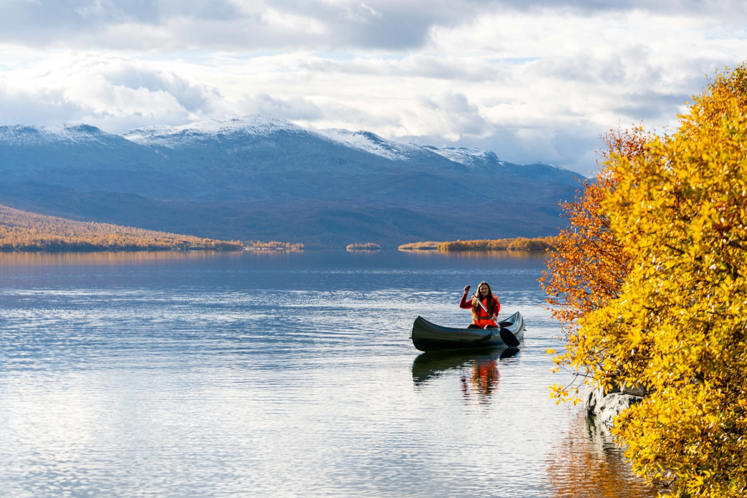 Canoe in mountains - A woman paddle a canoe in the Hemsedal Mountains_Fredrik Ahlsen_Maverix Media - Visit Norway.png