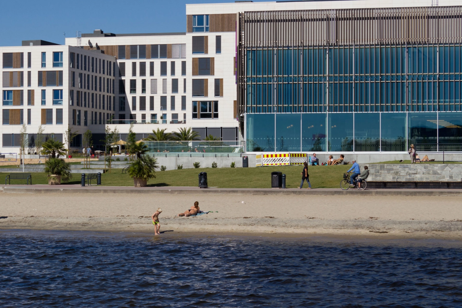 Folk bader og soler sig på bystrand i Kristiansand foto Jorunn Jensen, Visitsørlandet