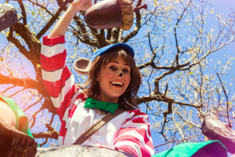 Kvinde udklædt som en af dyrerne for Hakkebakkeskoven