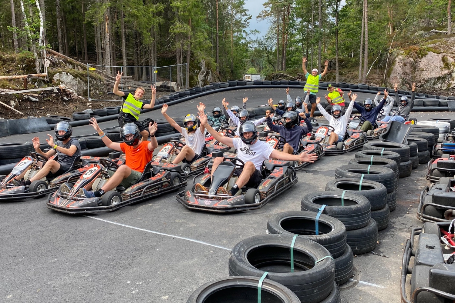 Deltagare som sitter i gokarts på startlinjen på Kragerø Action Park.