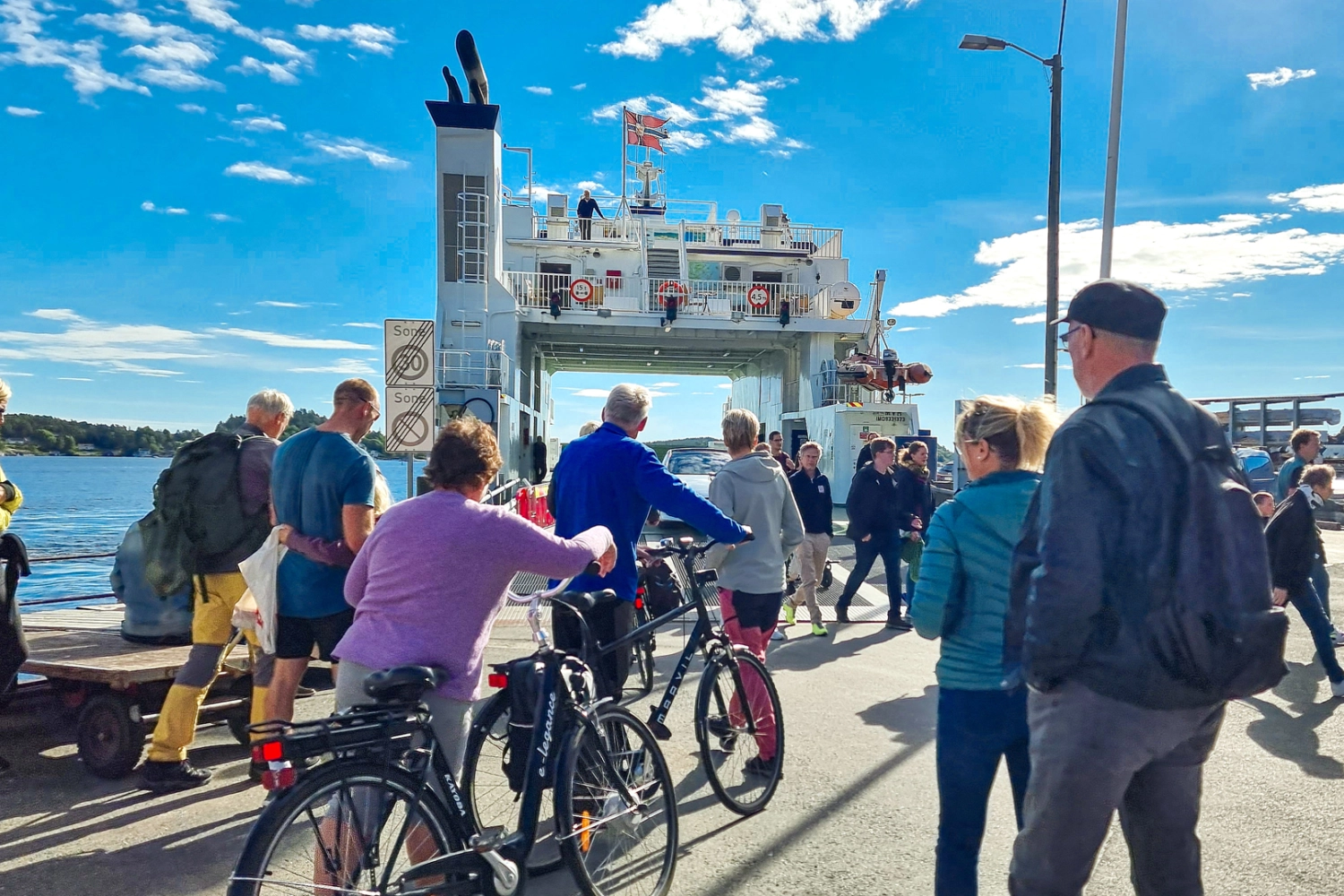 Ö-hoppning med cykel och taxibåt i Kragerø. Foto: Visit Kragerø.
