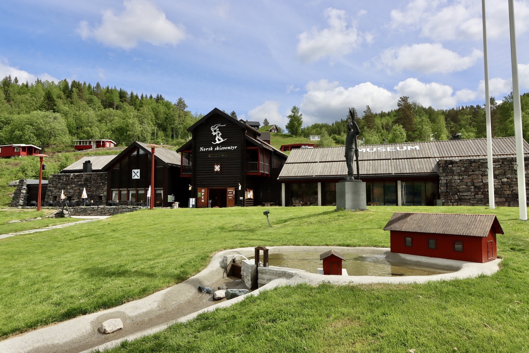 Kopi af vandl&oslash;bet i Morgedal uden for Skimuseet. Foto: Vest Telemark Museum.