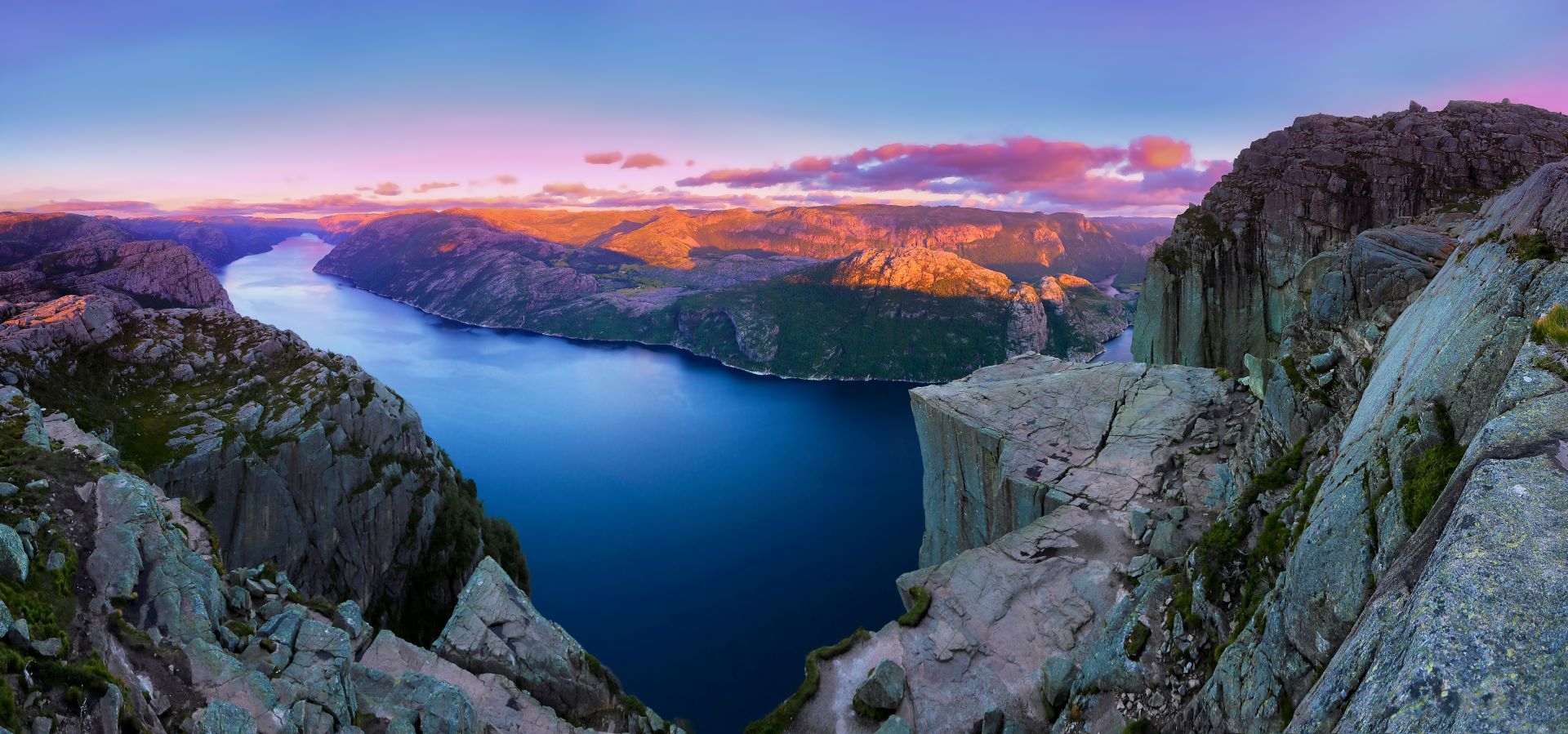 Preikestolen Panoramic Sunset. Foto: Paul Edmundson, Fjord Norge.