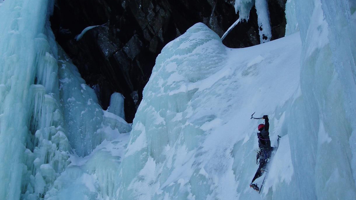 Iskl&auml;ttring p&aring; en frusen bergv&auml;gg i Telemark.