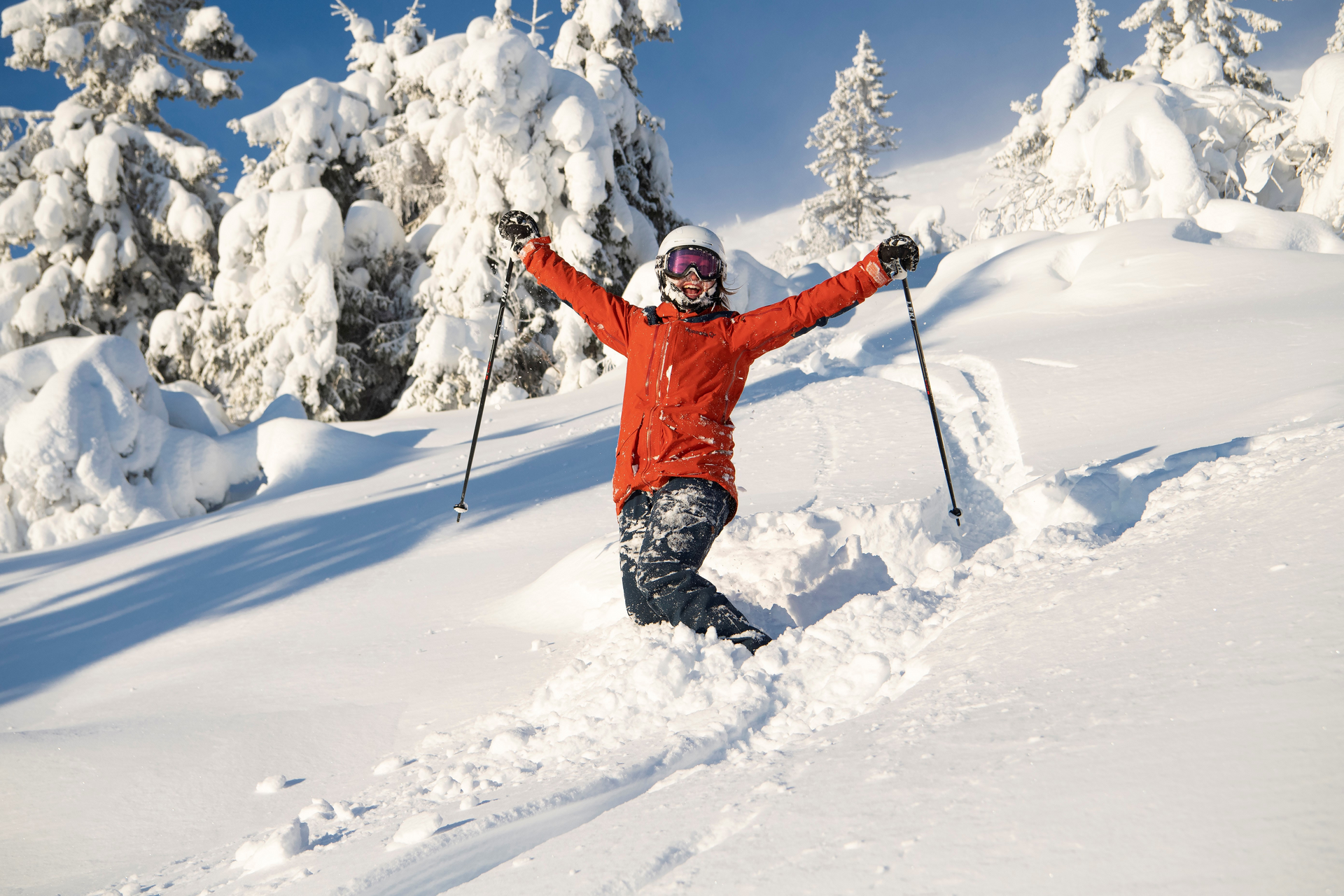Happy female skier in powder snow in Trysil_Ola Matsson &ndash; SkiStar.png