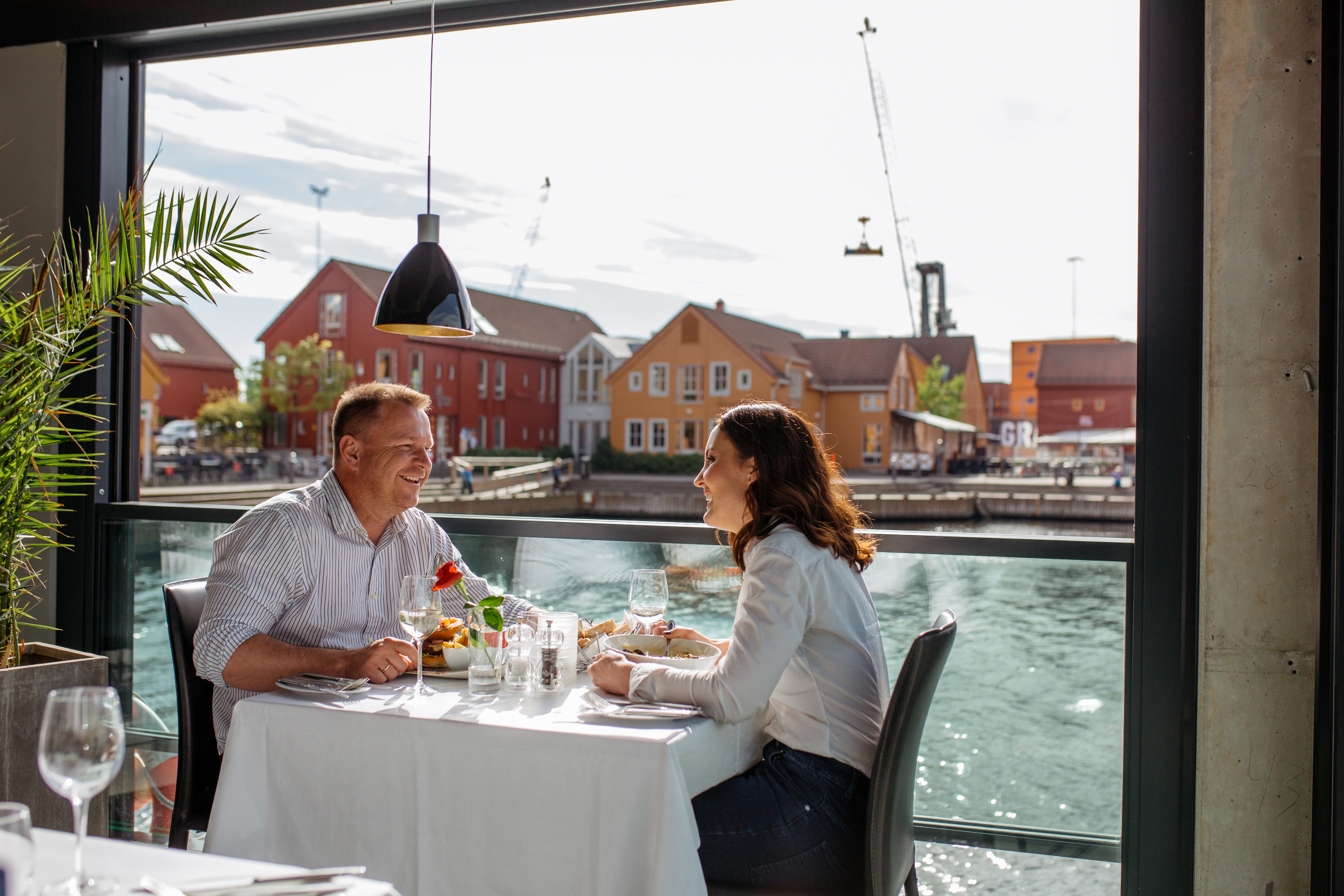 Par nyder middag med udsigt over Fiskebrygga i Kristiansand, Foto Victoria Nevland, Visits&oslash;rlandet